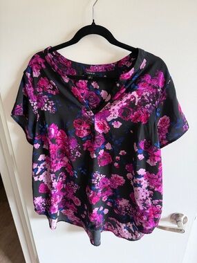 torrid Black Floral V-Neck Short Sleeve Blouse with Pink & Blue Flowers